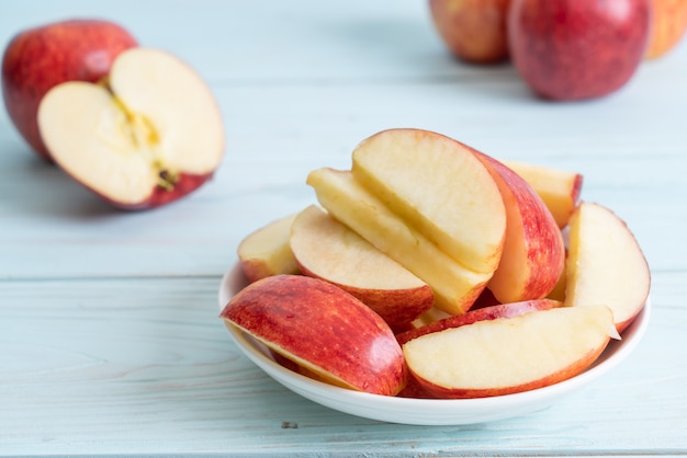 Tazón de manzanas rojas frescas en rodajas