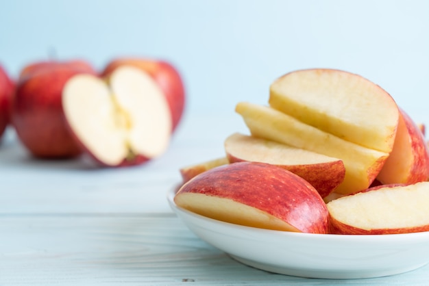 Tazón de manzanas rojas frescas en rodajas