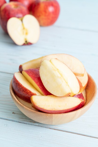 Tazón de manzanas rojas frescas en rodajas