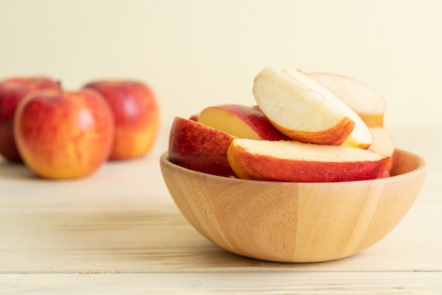 Tazón de manzanas rojas frescas en rodajas