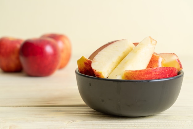 Tazón de manzanas rojas frescas en rodajas