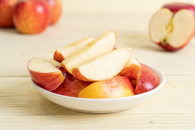 Tazón de manzanas rojas frescas en rodajas