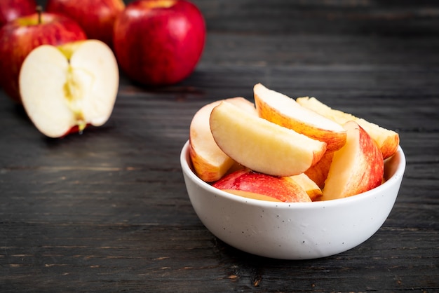 tazón de manzanas rojas frescas en rodajas