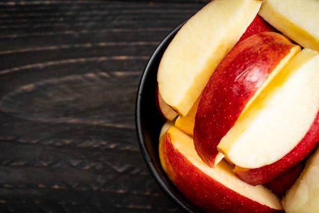 Foto tazón de manzanas rojas frescas en rodajas