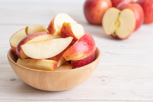 tazón de manzanas rojas frescas en rodajas