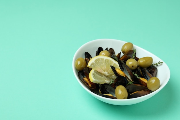 Tazón de mejillones con especias sobre fondo de menta