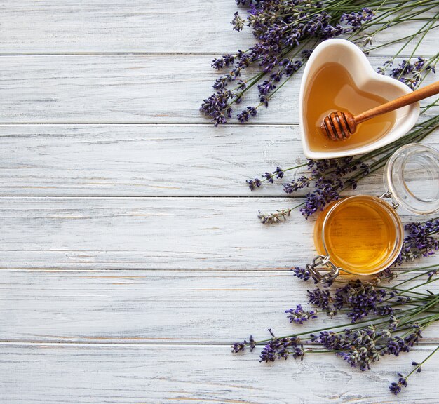 Tazón de miel con lavanda