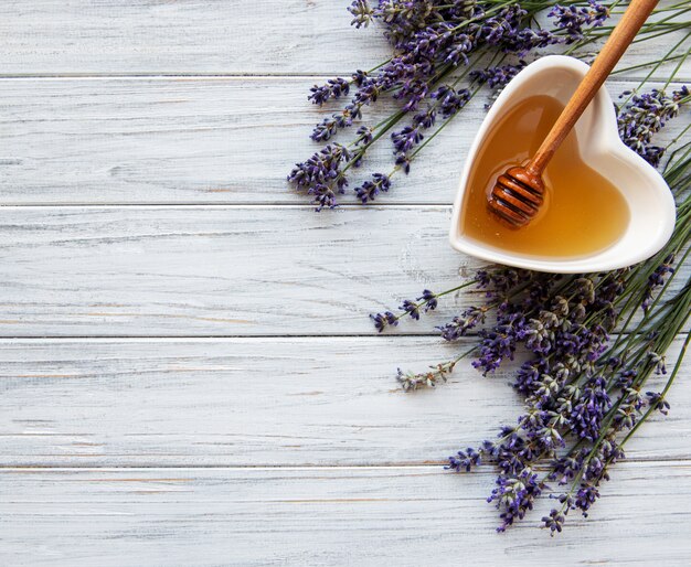 Tazón de miel con lavanda