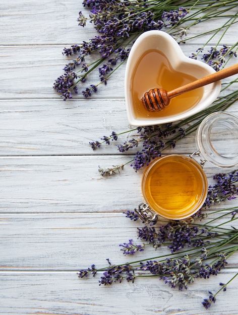 Tazón de miel con lavanda