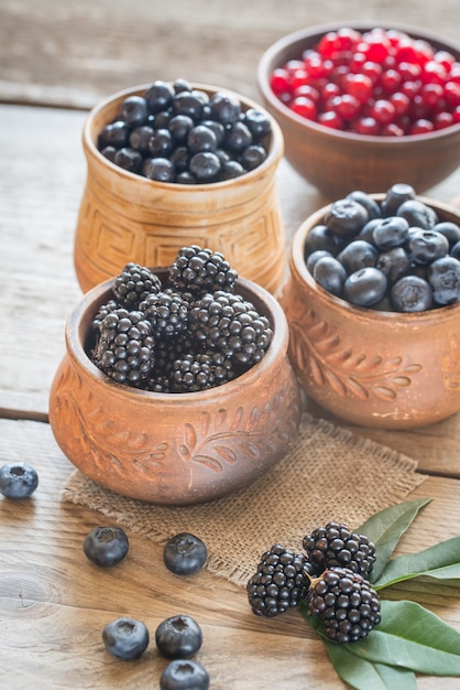 Tazón de moras en la mesa de madera