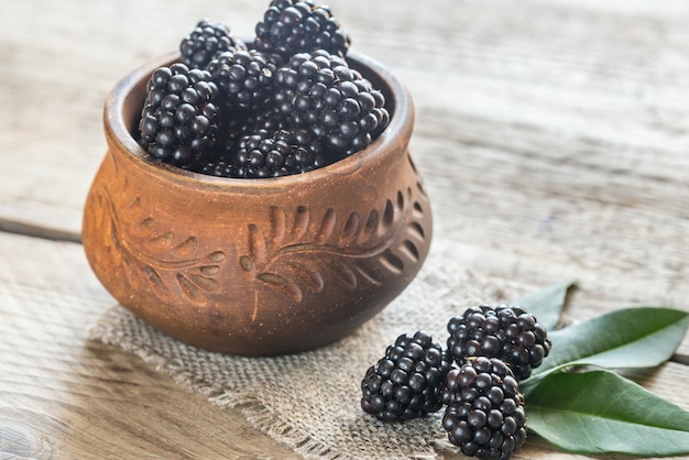 Tazón de moras en la mesa de madera