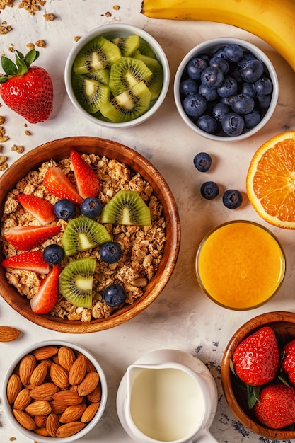 Tazón de muesli con frutas y leche