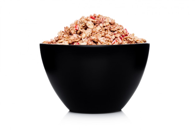 Tazón negro con cereal de granola orgánica natural