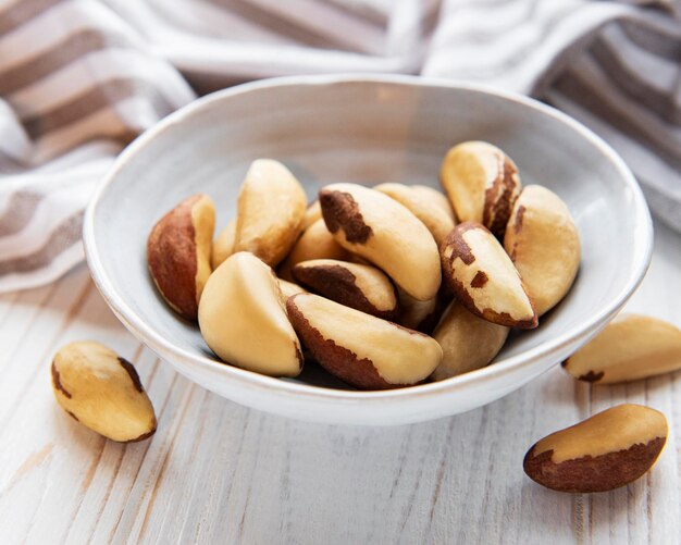 Foto un tazón con nueces de brasil