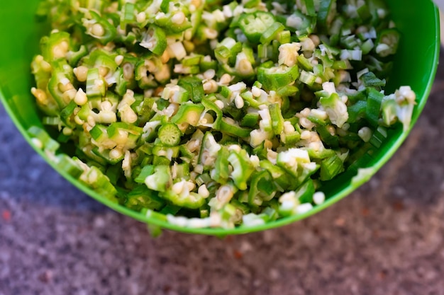 Tazón de Okro nigeriano picado para cocinar