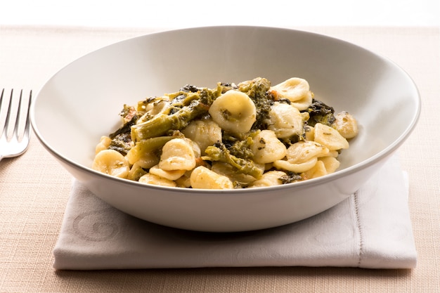 Tazón de Orecchiette Con Cime di Rapa de Puglia