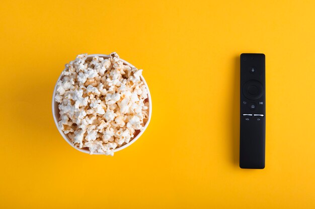 Tazón de palomitas de maíz, TV con control remoto