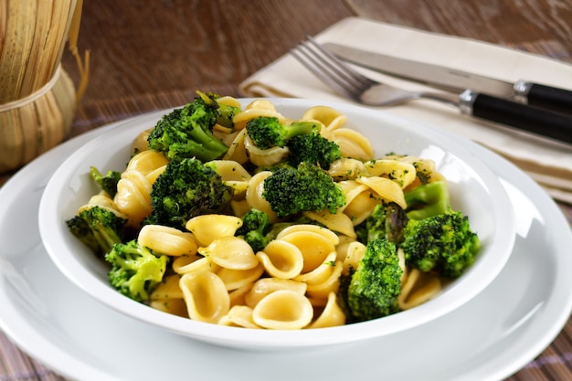 Tazón de pasta con brócoli