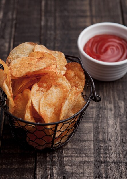 Tazón con patatas fritas y salsa de tomate