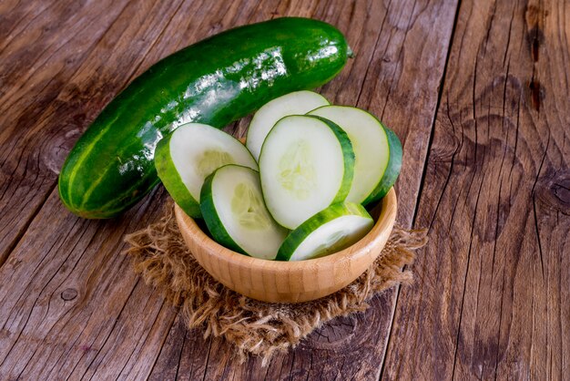 Tazón de pepino en rodajas