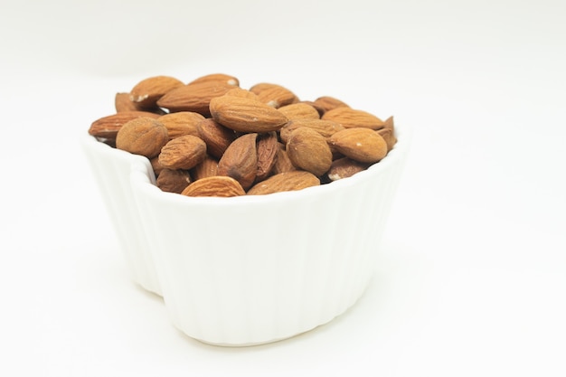 Tazón pequeño blanco lleno de almendras