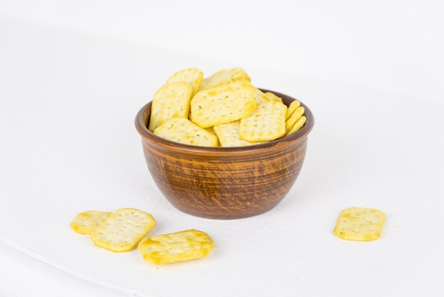 Un tazón pequeño de galletas saladas amarillas