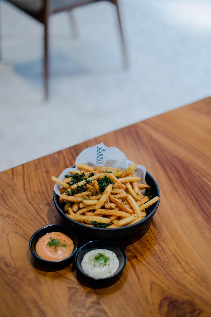 Un tazón de pila de papas fritas