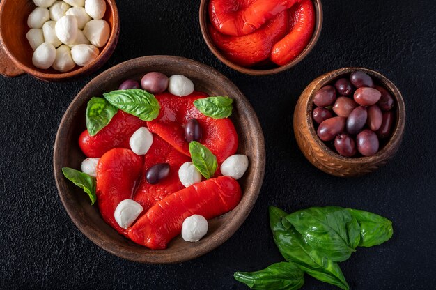 Tazón de pimientos horneados con mozarella y aceitunas kalamata