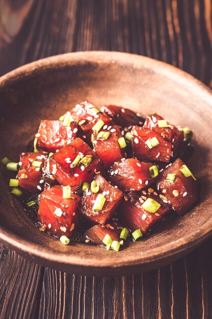 Tazón de poke - plato tradicional hawaiano