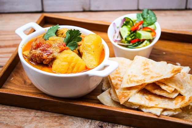 tazón de pollo al curry sirve con roti,