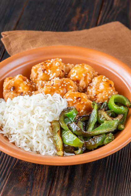 Tazón de pollo a la naranja con arroz blanco y pimienta