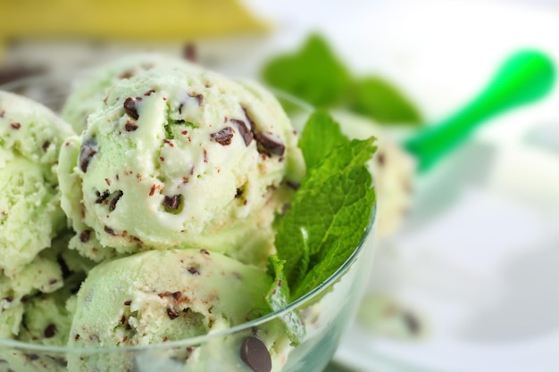 Foto tazón de postre con delicioso helado de chocolate con menta closeup