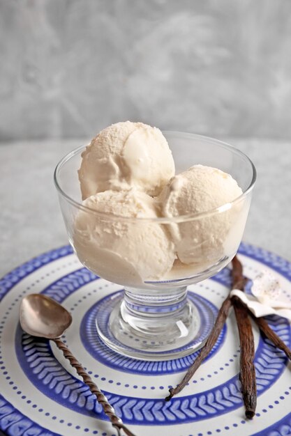 Tazón de postre con delicioso helado de vainilla en la mesa