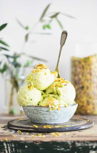 Tazón de postre de helado de pistacho casero con nueces