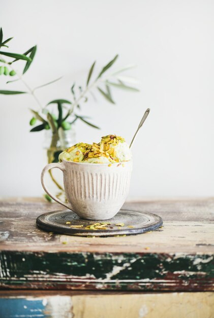 Tazón de postre de helado de pistacho casero en taza