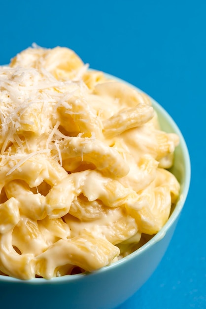 Tazón de primer plano de macarrones con queso con macarrones y salsa bechamel