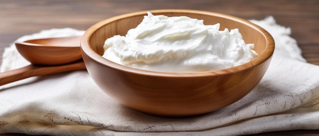 Foto un tazón de queso crema se muestra en un tazó de madera