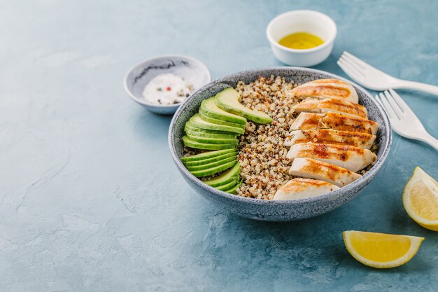 Tazón con quinoa, aguacate y pollo