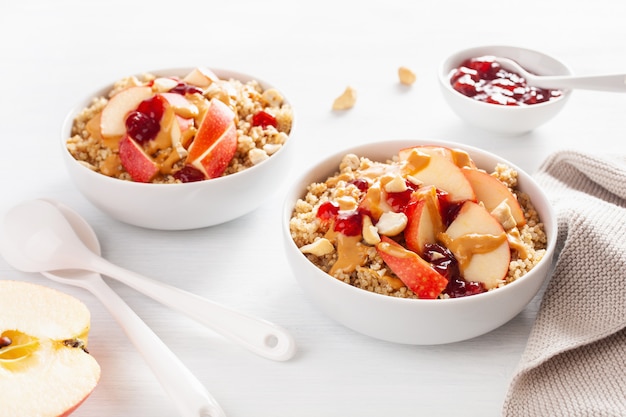 Tazón de quinua y mantequilla de maní con mermelada y anacardo para un desayuno saludable