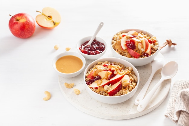 Tazón de quinua y mantequilla de maní con mermelada y anacardo para un desayuno saludable