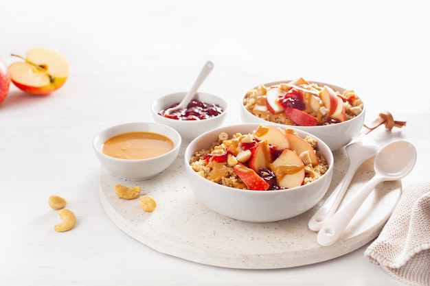 Tazón de quinua y mantequilla de maní con mermelada y anacardo para un desayuno saludable