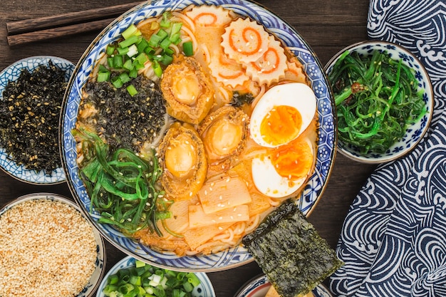 Un tazón de ramen de abulón japonés