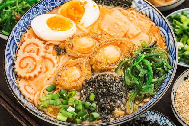 Un tazón de ramen de abulón japonés