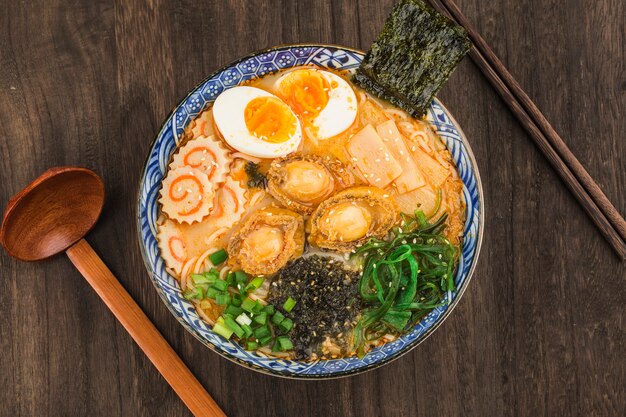 Un tazón de ramen de abulón japonés