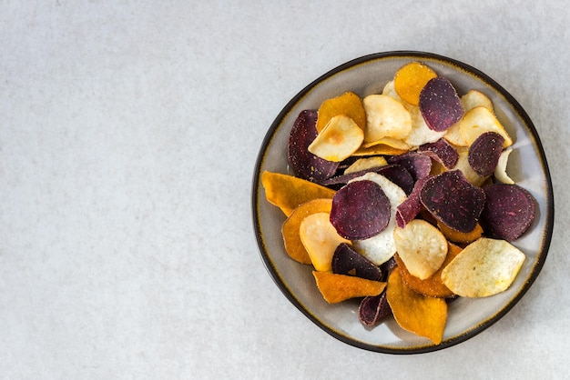 Tazón de refrigerio saludable de chips de vegetales como la batata