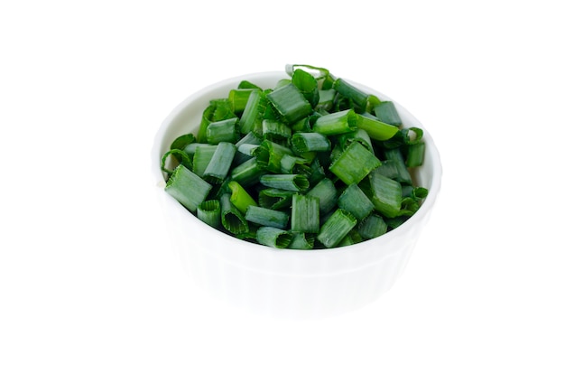 Tazón con rodajas de cebolla verde picada para preparar platos saludables