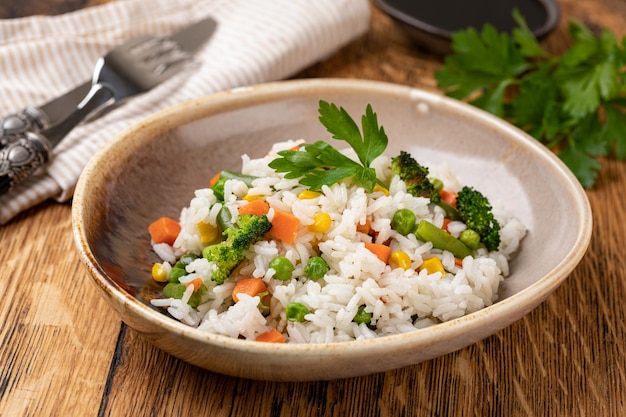 Tazón con sabroso arroz y verduras