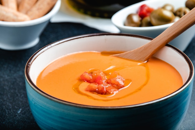 Tazón con salmorejo, una típica sopa de tomate española similar al gazpacho