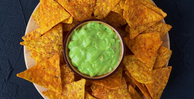 Tazón con salsa de guacamole y nachos o totopos