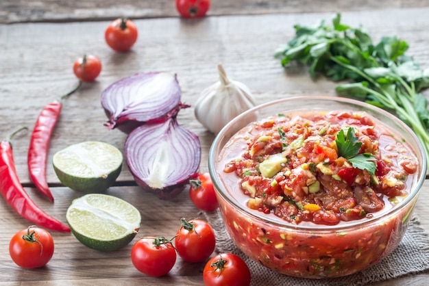 Tazón de salsa con ingredientes